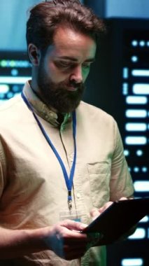 Sunucu odasındaki dikey video geliştirici, bilimsel simülasyonlar ya da 3D görüntüleme gibi bilgisayar yoğunluklu görevler için kullanılan veri donanım kümelerinde yürüyor. Hesaplama yapan programcı