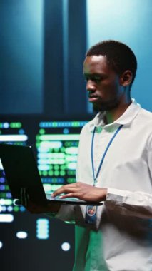 Bilgisayarın performansını ve bağlantısını etkileyen ağ sorunlarını bulmak için laptop kullanarak sunucu odasında dikey video geliştirici, yavaş veri aktarım oranlarına ve kötü istemci iletişimine yol açıyor