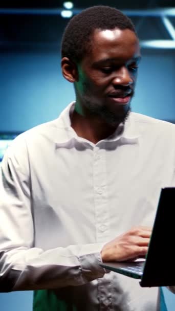 Вертикальне Відео Щасливий Інженер Ходить Між Суперкомп Ютерами Високопродуктивній Обчислювальній — стокове відео