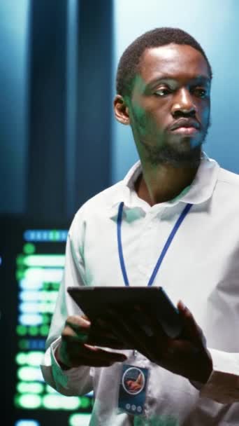 Vertikales Video Afroamerikanischer Spezialist Mit Tablet Datencenter Sicherheitsfunktionen Überprüfen Die — Stockvideo