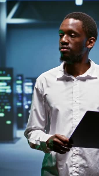 Κάθετη Βίντεο Αφροαμερικανός Μηχανικός Κάνει Συντήρηση Στο Κέντρο Δεδομένων Παρέχοντας — Αρχείο Βίντεο