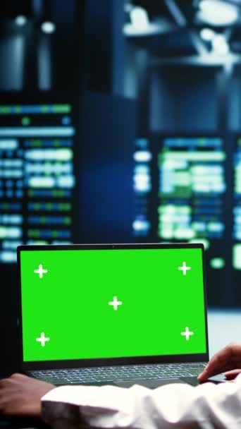 垂直视频系统管理员检查服务器钻机性能趋势 使用绿色屏幕笔记本电脑的专家发现 由于Cpu使用率高和不足 数据中心的运行存在问题 — 图库视频影像