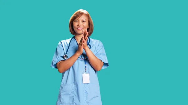 Zatwierdzam Uśmiechniętą Pielęgniarkę Szczęśliwie Klaszczącą Dłonie Zadowoloną Osiągnięć Specjalista Opieki — Zdjęcie stockowe