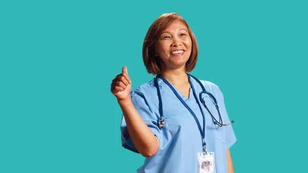 Upbeat Expert Bipoc Verpleegkundige Toont Duimen Omhoog Tekenen Tijdens Het — Stockfoto