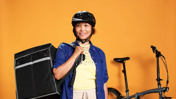 Portrait Joyeux Coursier Bipoc Optimiste Utilisant Vélo Pour Transporter Commande — Photo