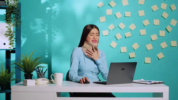 Mulher Ferida Vestindo Colar Cervical Elenco Lutando Enquanto Trabalhava Laptop — Fotografia de Stock