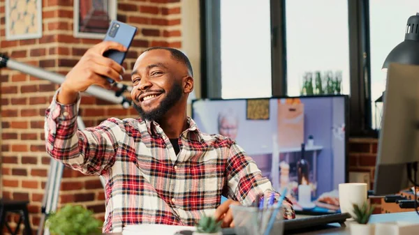 Vreugdevolle Vrolijke Afrikaans Amerikaanse Man Die Selfie Neemt Terwijl Hij — Stockfoto