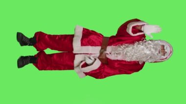 Noel somutlaştırma karakterinin dikey video görüntüsü Palm 'ı dur işareti olarak gösteriyor, fikirleri reddediyor ve tüm yeşil ekran karşısında hoşnutsuz davranıyor. Noel Baba bir şeyi reddetmek için sembol kullanmıyor.
