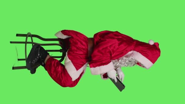 크리스마스 휴일에 디지털 태블릿으로 일하는 산타의 프로파일 성탄절 행사를 의자에 — 비디오
