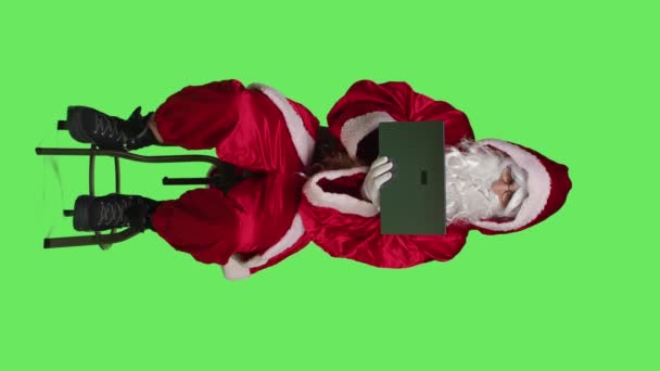 Vídeo Vertical Vista Frontal Personagem Moderno Papai Noel Laptop Estúdio — Vídeo de Stock