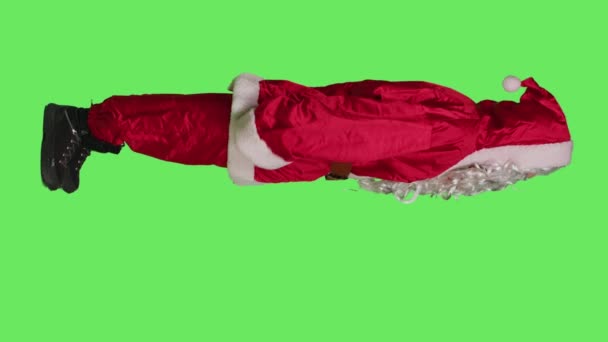 カメラにこんにちは手を振って陽気な文字は 人々を迎えるとクリスマスの積極性を広める サンタはハイと言いながら 彼は帽子と白い髭で象徴的な赤い衣装を着ています — ストック動画