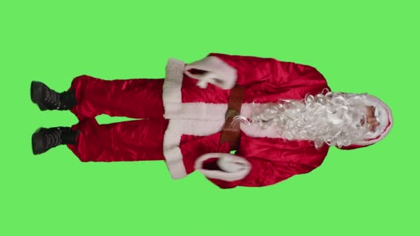 Вертикальне Відео Вид Спереду Санта Клаус Відчуває Себе Перевантаженим Роблячи — стокове відео