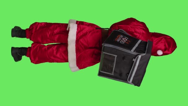 Father Christmas Costume Deliveryman Carrying Themal Backpack Fast Food Order — Stock Video