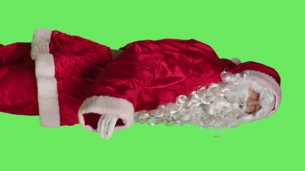 Вертикальное Видео Человеке Костюме Санта Клауса Который Просит Кого Прийти — стоковое видео