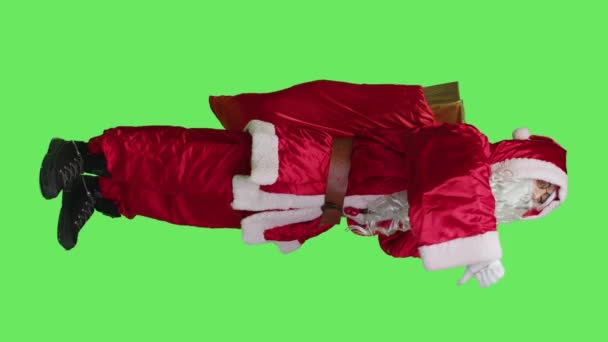 Vídeo Vertical Vista Lateral Negativo Papai Noel Mostra Polegares Para — Vídeo de Stock