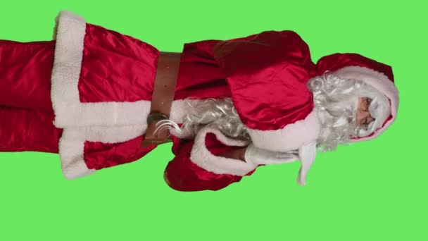 Вертикальне Відео Вид Збоку Батька Різдвяний Персонаж Робить Тайм Аут — стокове відео