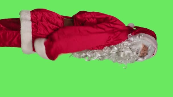 Noel Baba Kostümlü Bir Adamın Dikey Görüntüsü Izole Edilmiş Yeşil — Stok video