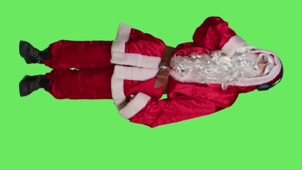 음악을 즐기고 헤드폰으로 노래를 복장으로 영상에 담겼다 크리스마스를 즐기고 남자가 — 비디오