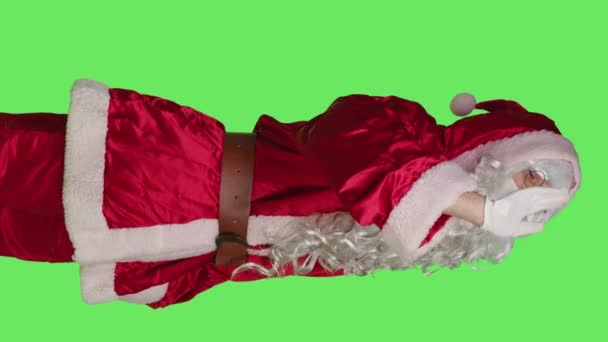 Вертикальное Видео Боковой Вид Человека Костюме Санта Клауса Машет Камеру — стоковое видео