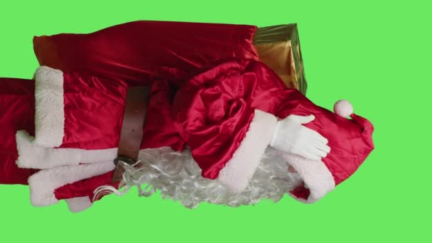 Отец Рождество Мигренью Нести Мешок Полный Подарков Пытаясь Распространить Дух — стоковое видео