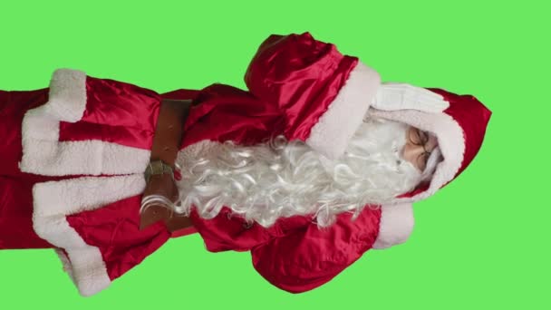 Mikulás Migrénes Táskával Tele Ajándékokkal Próbálják Terjeszteni Karácsonyi Hangulatot Rosszul — Stock videók