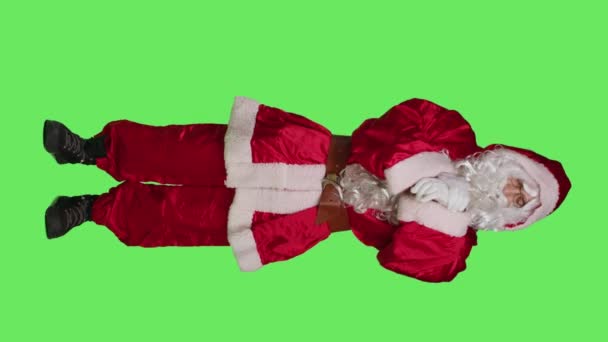 Noel Baba Kostüm Saati Kontrol Ediyor Stüdyoda Tüm Yeşil Ekranın — Stok video