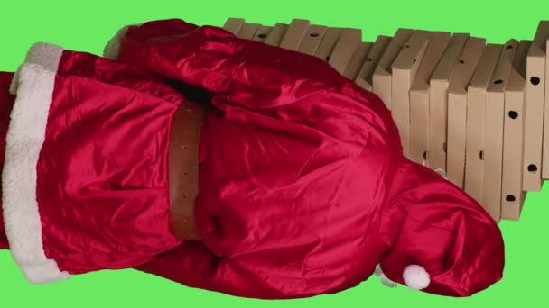 Pionowe Wideo Widok Tyłu Santa Claus Pozowanie Stosem Pudełek Pizzy — Wideo stockowe