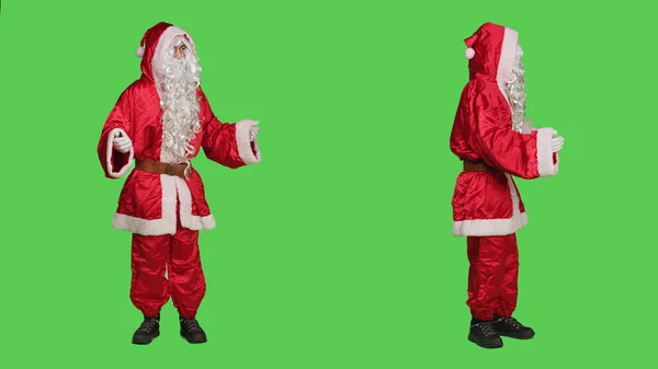 圣诞老人穿着标志性的节日服装 留着白胡子 站在绿屏的背景下庆祝节日 快乐的成年人说Ho Ho在工作室 Santa Claus字符 — 图库照片