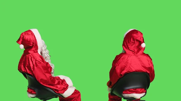 ซานตาคลอส โพสบนพ นหล ชายหน วเป งบนเก และรอ แสดงความอดทนในขณะท เขาใส ดเทศกาลท — ภาพถ่ายสต็อก