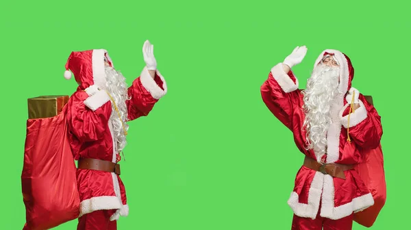 Vreugdevolle Kerstman Zwaaien Hallo Afscheid Studio Zich Gelukkig Verspreiden Kerst — Stockfoto