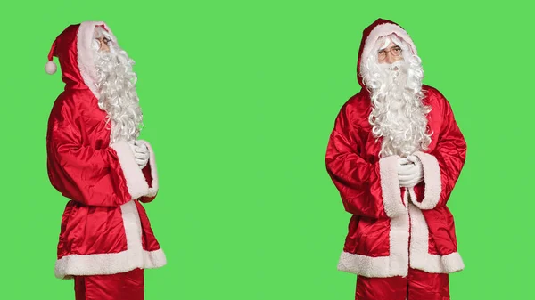Persona Alegre Traje Rojo Festivo Actuando Como Santa Claus Difundiendo —  Fotos de Stock