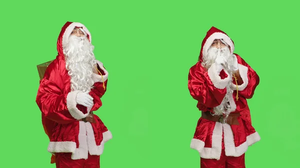 圣诞老人在工作室的绿屏上表现出沉默的象征 压制了隐私和沉默 圣诞爪与礼物袋做沉默的标志 以保守秘密 私人季节性冬季性格 — 图库照片