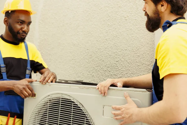 Reparador Afroamericano Aprendiz Trabajador Separando Viejo Sistema Defectuoso Aspiración Aire —  Fotos de Stock