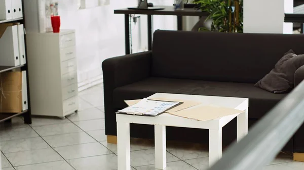 Petite Entreprise Plan Étage Ouvert Avec Canapé Table Espace Coworking — Photo