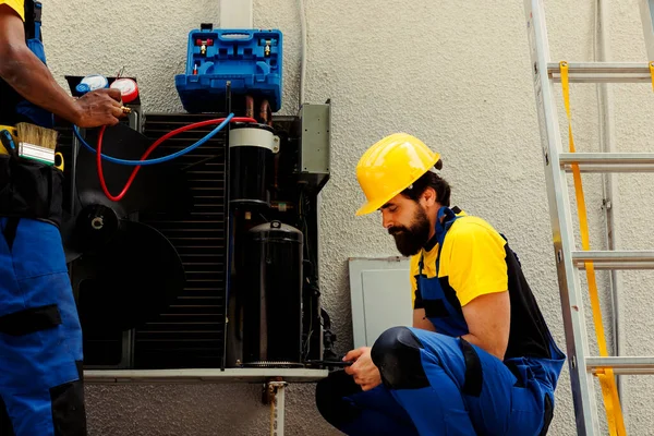 Experts Fixing Defective Blower Fan Causing Frozen Evaporator Coil Resulting — Stock Photo, Image