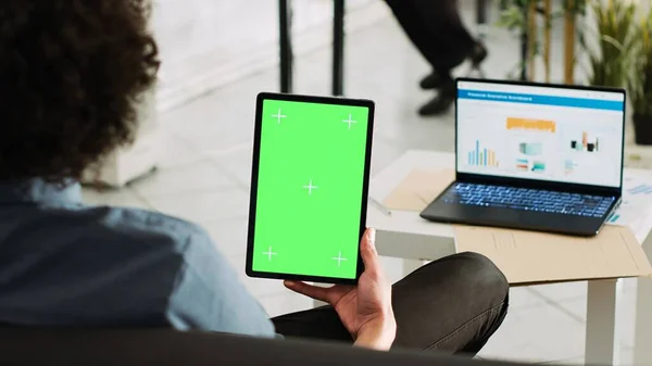 年次統計とクロマキーディスプレイ 中小企業を見て緑の画面でデバイスを保持アナリスト 独立したテンプレート画面で作業起業家 スコアボードレポート — ストック写真
