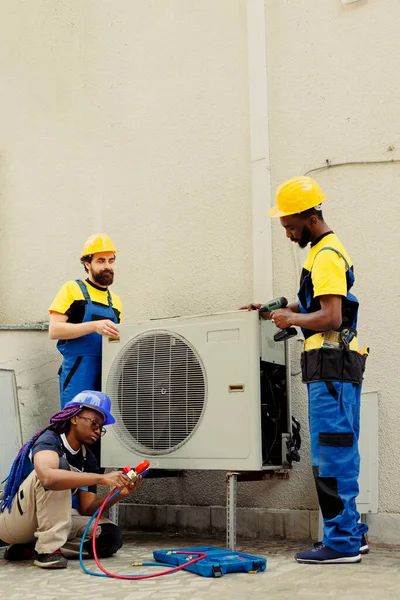 Qualified Electricians Installing Condenser Client Replacing Broken Unit Professional Workers — Stock Photo, Image