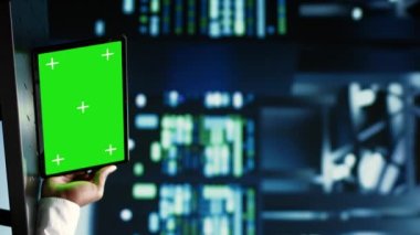 Dikey video deneyimli yönetici denetimi süperbilgisayar performans trendleri. Yüksek teknolojili işletme sorunlarını tespit etmek için yeşil ekran tableti kullanan yetenekli bir çalışan sunucuların yavaşlamasına neden oluyor