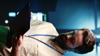Veritabanı üzerinde inceleme yapan dikey video bilişim uzmanı devasa veri depolama sunucuları barındırıyor, bilişim ekipmanlarının yüksek güçte çalışmasını gerektiren kritik iş yüklerini destekliyor