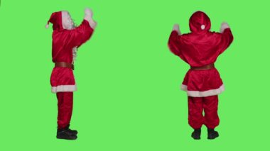 Saint Nick müzisyeni şarkı söylemek için orkestraya eşlik eder, koro şefi yeşil ekran arkaplanı üzerinden müzik notaları yönetir. Noel Baba, Noel arifesinde müzik yönetmeni olarak sahneye çıkıyor..