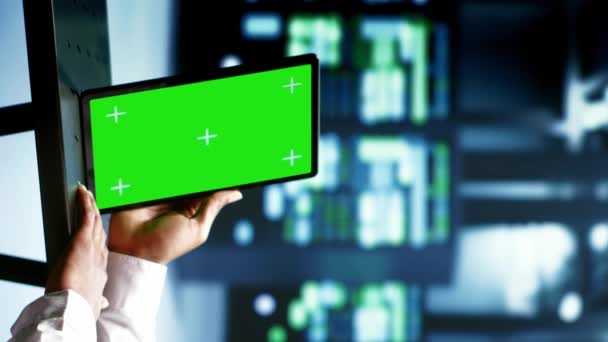 垂直视频专家使用绿色屏幕平板检查服务器钻机进行紧张的计算 技术员防止人工智能应用给数据中心设备带来电力消耗 — 图库视频影像