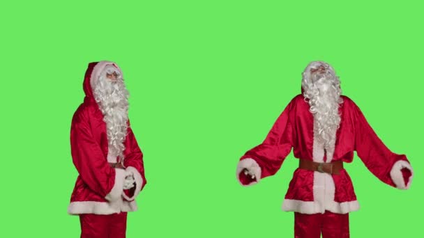 Unsicherer Weihnachtsmann Der Sich Zweifelhaft Verhält Während Festlichen Dezemberkostüm Geste — Stockvideo