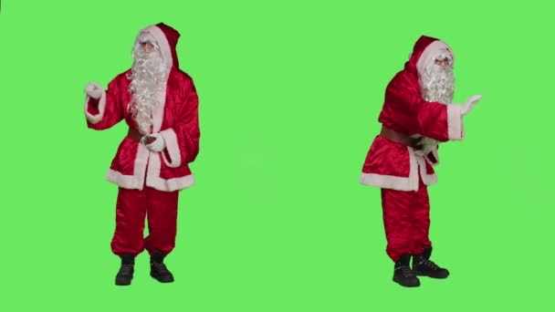 圣诞老人假装在绿屏的背景下安慰孩子们 表现得甜蜜地爱抚孩子 传播圣诞前夕的精神 12月节日期间有胡子的圣徒尼克做广告 — 图库视频影像