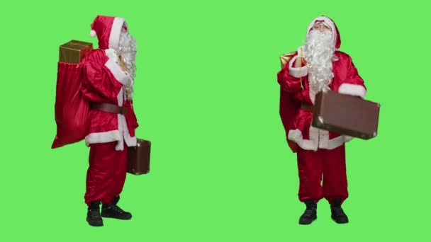 Père Noël Avec Sac Cadeaux Valise Recherche Transport Pour Livrer — Video