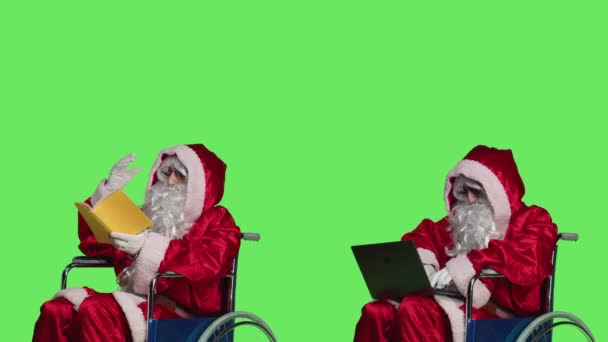 Святой Ник Книгой Ноутбуком Сидящий Инвалидном Кресле Занимающийся Импайрством Чтением — стоковое видео