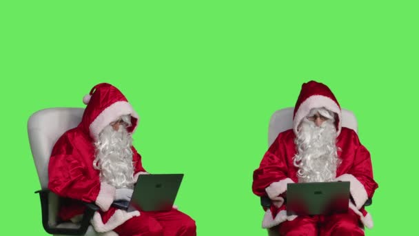 Trendy Apa Karácsony Laptop Böngészés Honlapján Széken Fehér Piros Ikonikus — Stock videók