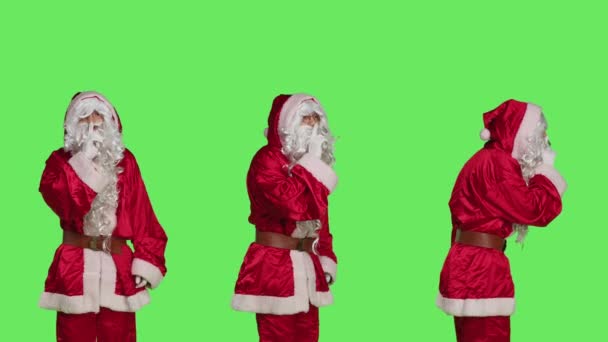 谨慎的圣徒尼克在工作室里默默签名 在绿屏背景上用机密符号表示保密 圣诞老人西装革履 沉默寡言 — 图库视频影像