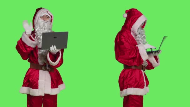 Saint Nick Pomocą Laptopa Videocall Rozmawiając Ludźmi Spotkaniu Wideokonferencji Online — Wideo stockowe