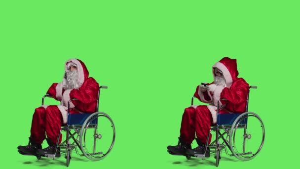 Mand Telefonopkald Spille Videospil Mens Han Sidder Kørestol Med Sæsonbestemt – Stock-video