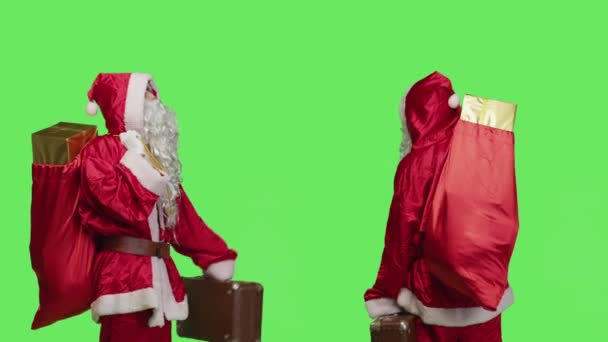Sint Nick Met Tas Koffer Met Cadeautjes Voor Kerstavond Viering — Stockvideo